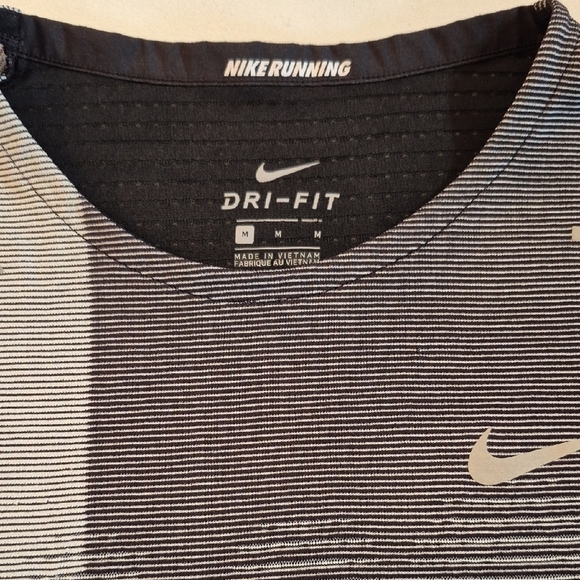 Nike Black and Gray Short Sleeve Tee with Modern Design - Picture 2 of 6